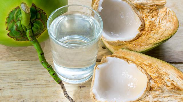 4 Manfaat Air Kelapa untuk Asam Lambung